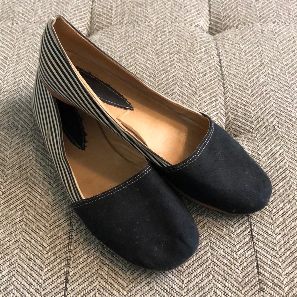 Women’s Size 7 Flats Navy Blue & White